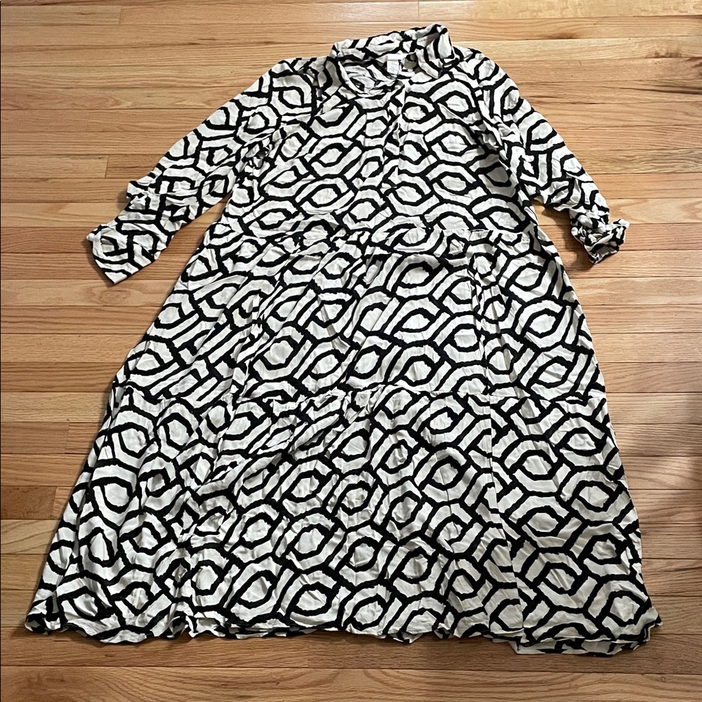 H&M Black and White Patterned Long Sleeve Dress
